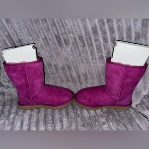 Classic short UGG boots (Size 6) Fuchsia